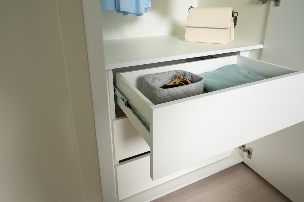 Шкафы распашные, Шкаф для одежды две двери внутри три выдвижных ящика Остин 13.336.02