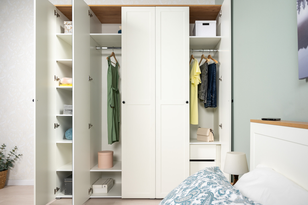 Шкафы распашные, Шкаф для одежды 3-х дверный с зеркалом Остин 13.336.03