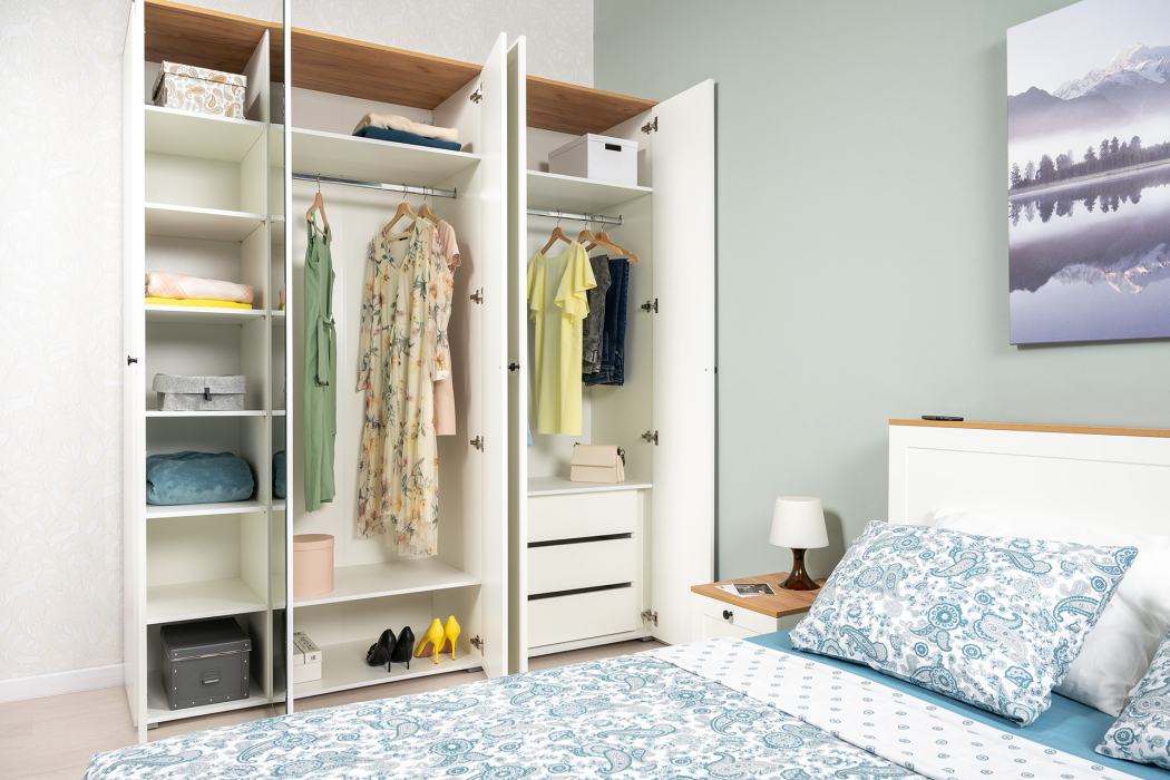 Шкафы распашные, Шкаф для одежды две двери внутри три выдвижных ящика Остин 13.336.02